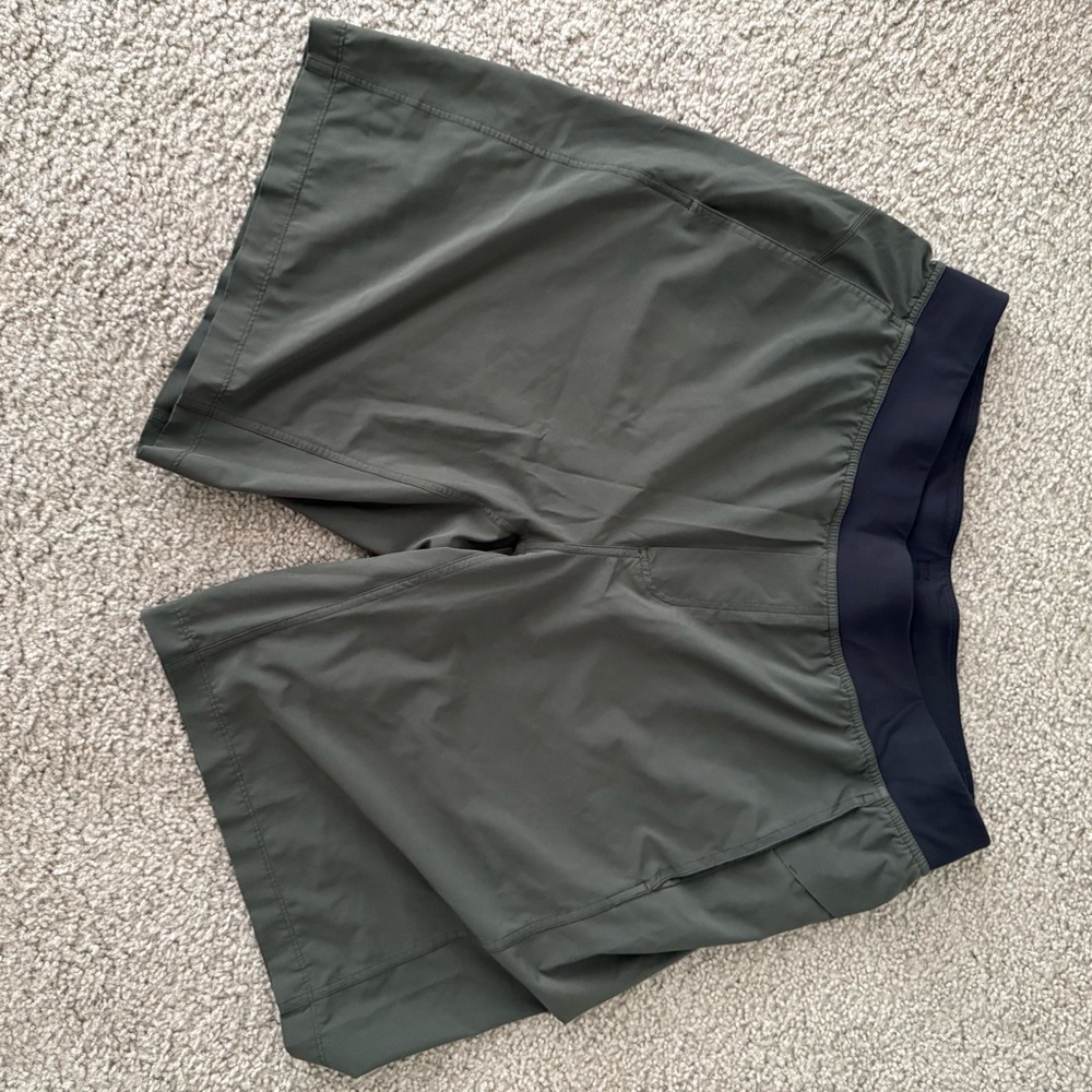 lululemon athletica Men's Athletic Shorts - Olive and Black XXL 11 inch